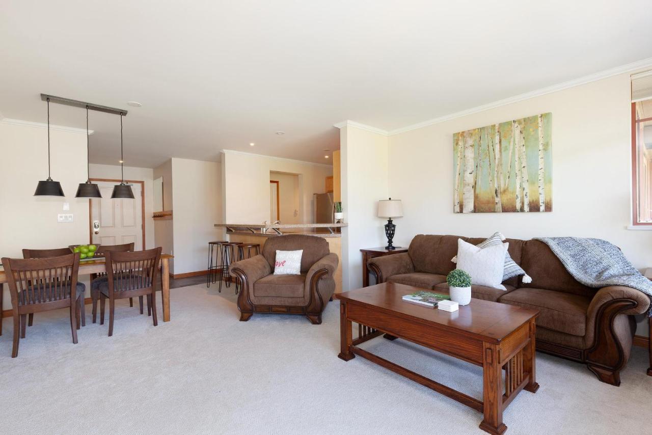 Holiday home Lakeside Landing | Overlooking Lake, Mountain Views, Near X-country Skiing Trails *